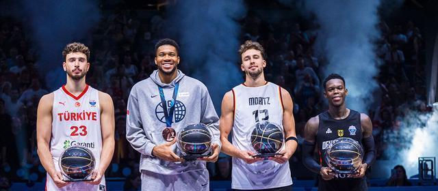 个可爱的孩, 扬尼斯的举, 他是世界最